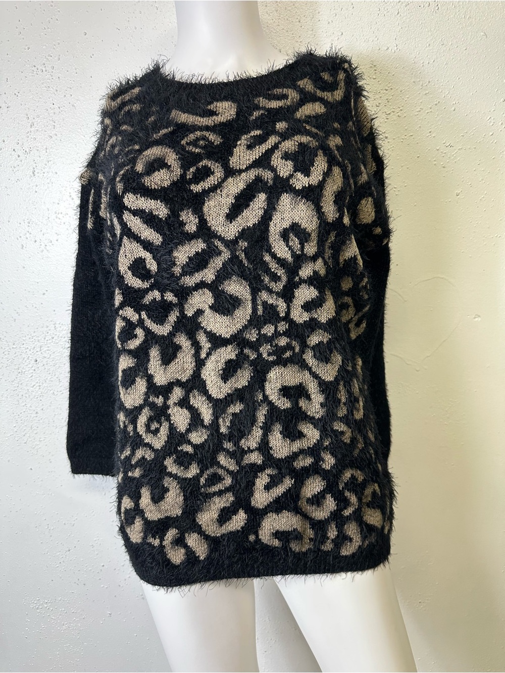 Joseph A Black and Beige Leopard Fuzzy Crewneck Sweater med NWT